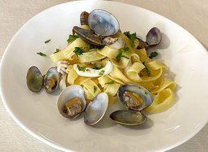 Foto di Tagliatelle con seppie, vongole e limone
