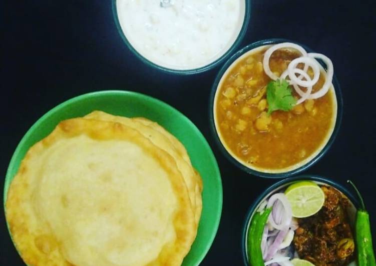 Recipe of Super Quick Homemade Special Lunch : Choley, Bhature, Boondi Onion Raita