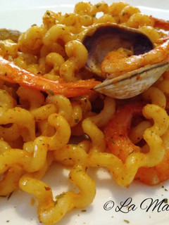 Una foto de Fusilli Lunghi en salsa de gambas al curry picante