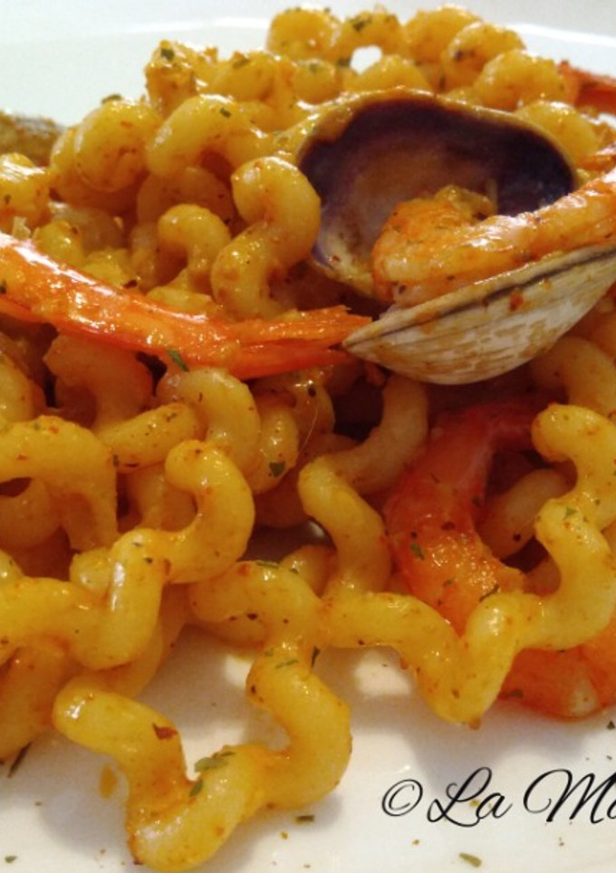 Una foto de Fusilli Lunghi en salsa de gambas al curry picante