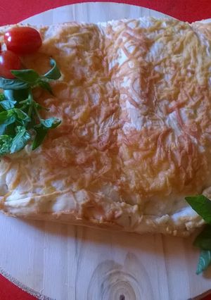 Una foto de Calzone de queso tomate y albahaca