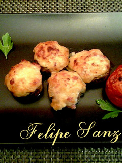 Una foto de Champiñones y tomates rellenos gratinados
