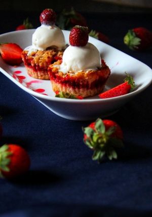 स्ट्रॉबेरी क्रंबल कपकेक्स (विथ व्हॅनिला आईस्क्रीम)(Strawberry crumble cupcakes recipe in marathi) रेसिपी चे मुख्य फोटो 