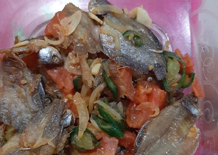 Resep Ikan tumis bawang dan tomat Anti Gagal