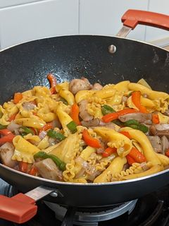 Una foto de Wok de pasta con sepia y verduras al Oporto