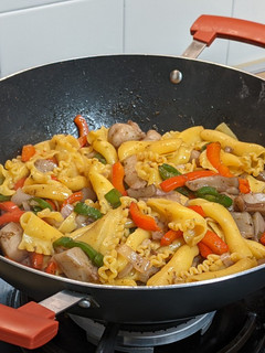 Una foto de Wok de pasta con sepia y verduras al Oporto