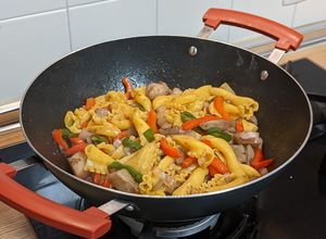 Foto principal de Wok de pasta con sepia y verduras al Oporto