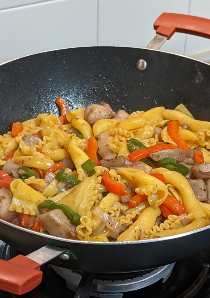 Una foto de Wok de pasta con sepia y verduras al Oporto
