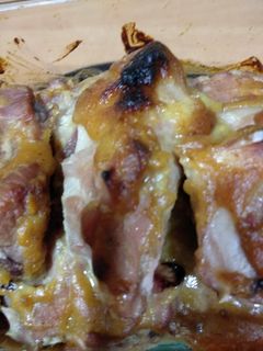 Una foto de Costillas asadas con mostaza y crema de dátiles