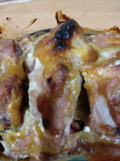 Una foto de Costillas asadas con mostaza y crema de dátiles