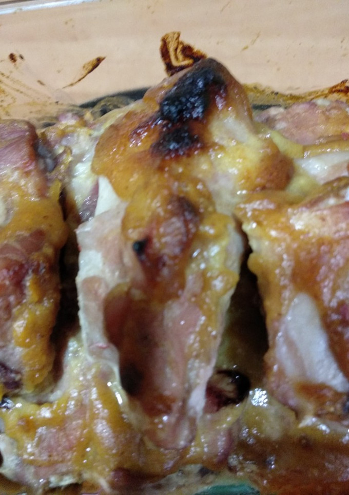 Una foto de Costillas asadas con mostaza y crema de dátiles