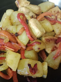 Una foto de Pollo con patatas y pimiento