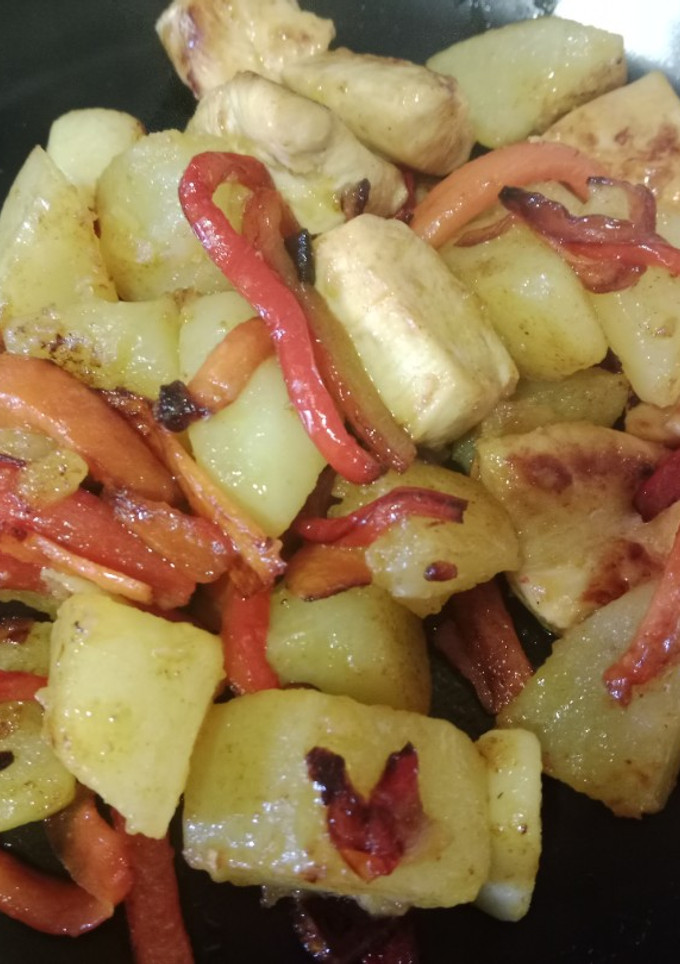 Una foto de Pollo con patatas y pimiento