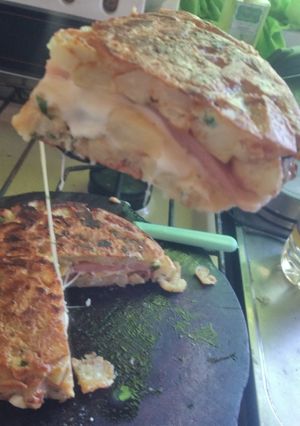 Una foto de Tortilla de papa rellena