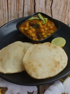 छोले भटूरे (Chole bhature recipe in hindi) रेसिपी मुख्य फोटो