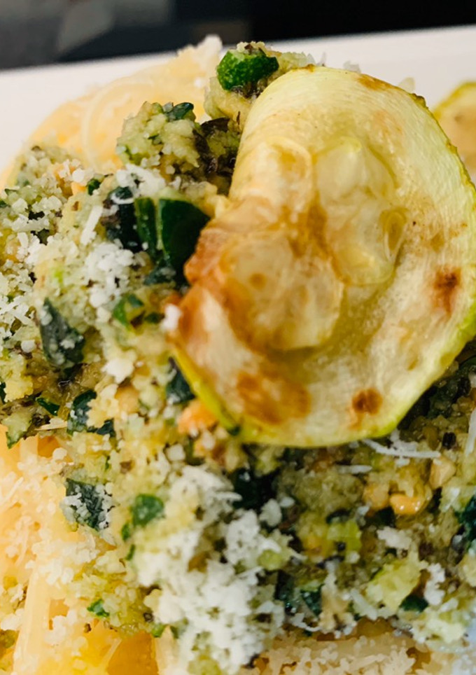 Una foto de Espagueti al falso pesto 🥒🍜🧀