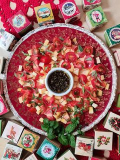 Una foto de Ensalada de tomates cherry, queso Holanda y menta 🥗 inspirada en Caprese