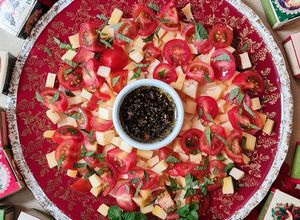 Una foto de Ensalada de tomates cherry, queso Holanda y menta 🥗 inspirada en Caprese