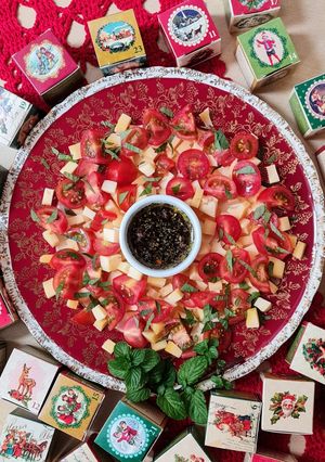 Una foto de Ensalada de tomates cherry, queso Holanda y menta 🥗 inspirada en Caprese