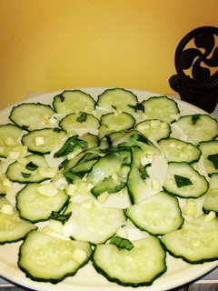 Una foto de Carpaccio de pepino con albahaca