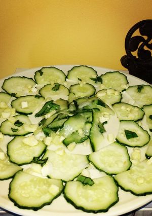 Una foto de Carpaccio de pepino con albahaca