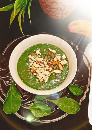 बनाना पालक स्मूदी(Banana palak smoothie recipe in Hindi) रेसिपी मुख्य फोटो