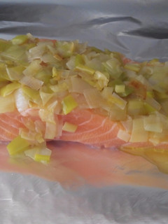 Una foto de Salmón con puerros y patatas al horno
