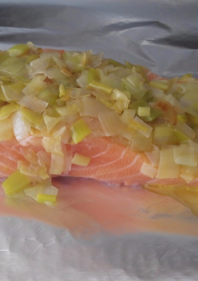 Una foto de Salmón con puerros y patatas al horno