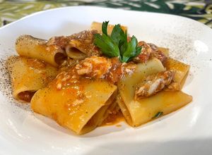 Foto di Paccheri con Pesce Serra e Pomodorini Freschi