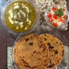A picture of Methi Malai Matar with lachha paratha.