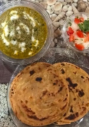 A picture of Methi Malai Matar with lachha paratha.