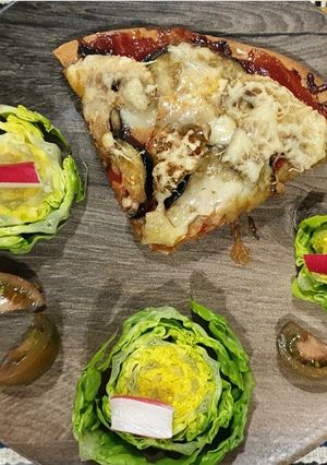 Une photo de Pizza champignons / aubergines