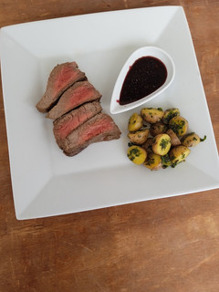 Una foto de New York Steak (carne de res jugosa y deliciosa 😋)