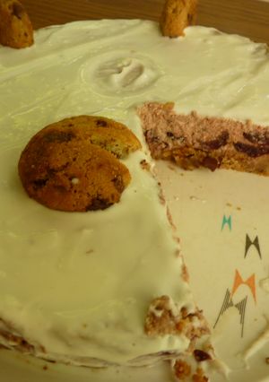 Cseresznyés túrótorta chocolate chip cookie talppal recept fotója