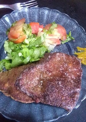 Una foto de Milanesas de hígado con ensalada