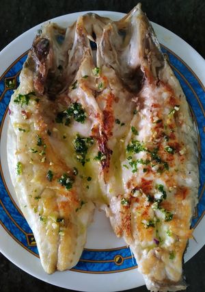 Una foto de Lubina con picada de ajos y perejil