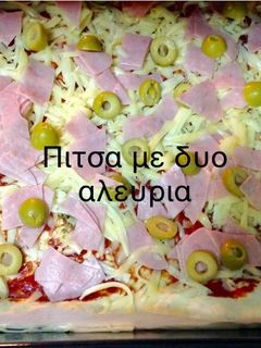 Φωτογραφία της συνταγής Πίτσα με δυο τύπους αλεύρι και σπιτική σάλτσα