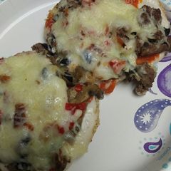 Bagel Alfredo Sauce Pizza A picture of Bagel Alfredo Sauce Pizza.