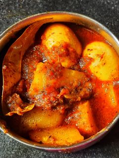 अंडा आलू करी (Anda aloo curry recipe in hindi) रेसिपी मुख्य फोटो