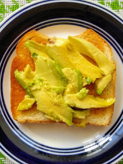 【美式快速】🇺🇸簡易早餐 酪梨吐司 的食譜成品照片