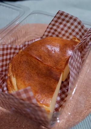 A picture of Basque Cheesecake.