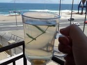 Una foto de té de jengibre y limón