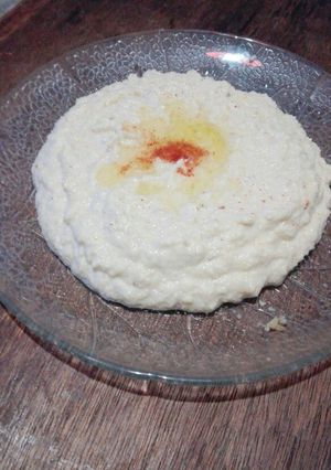 Una foto de Hummus "Estamos condenados a la libertad"