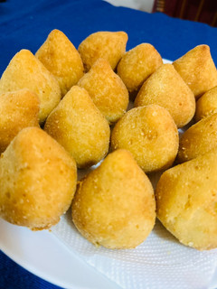 Una foto de Coxinhas de frango (pollo) 🍗