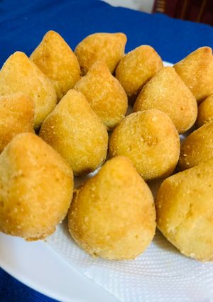 Una foto de Coxinhas de frango (pollo) 🍗