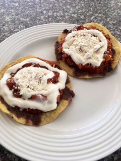 Una foto de Tostadas de Tinga de pollo