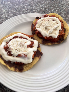 Una foto de Tostadas de Tinga de pollo