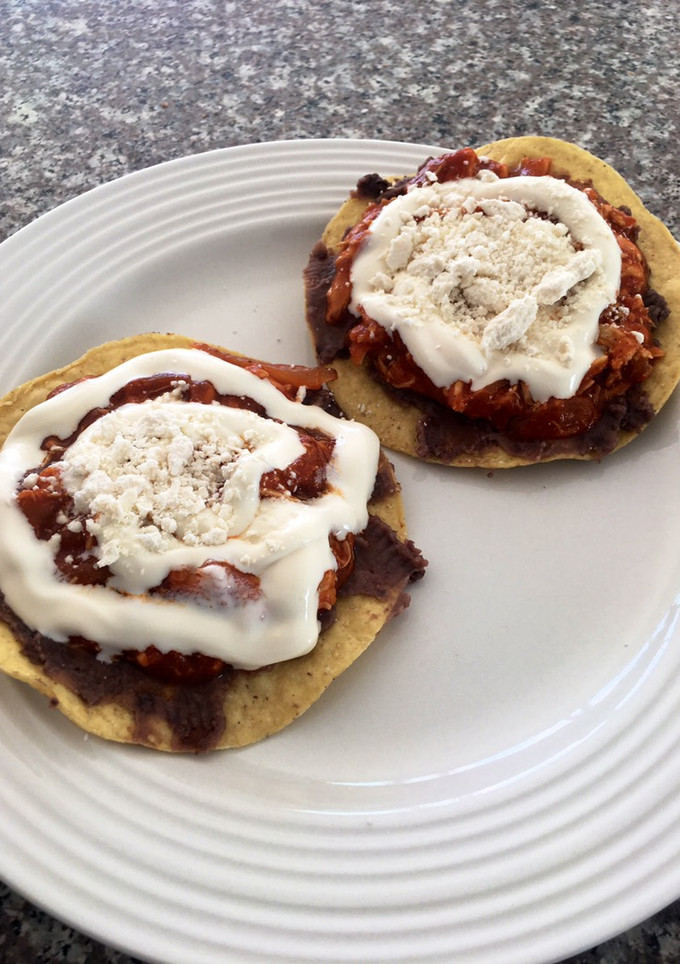 Una foto de Tostadas de Tinga de pollo