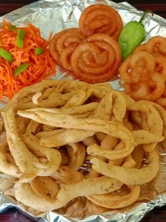 કેસર જલેબી સાથે વણેલા ગાંઠિયા(gathiya recipe in gujarati) રેસીપી મુખ્ય ફોટો