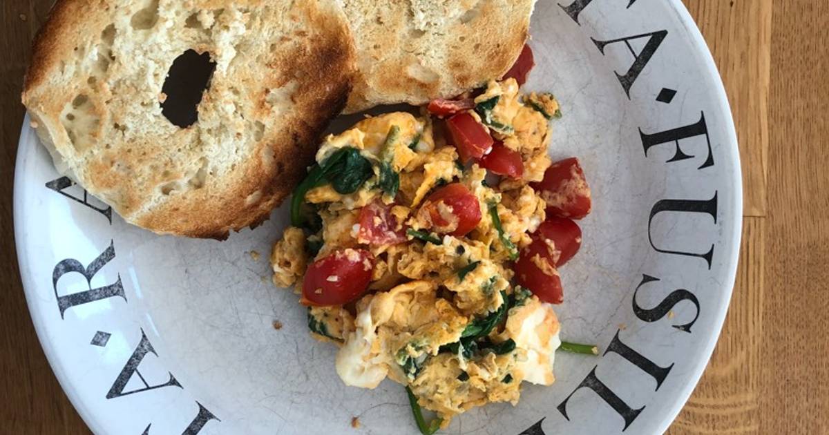 Simple Scrambled Eggs With Tomato And Spinach Recipe By Ben The Reluctant Vegetarian Cookpad